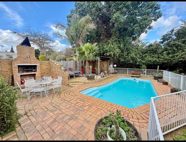 4 BEDROOM HOUSE FOR SALE IN BERGZICHT